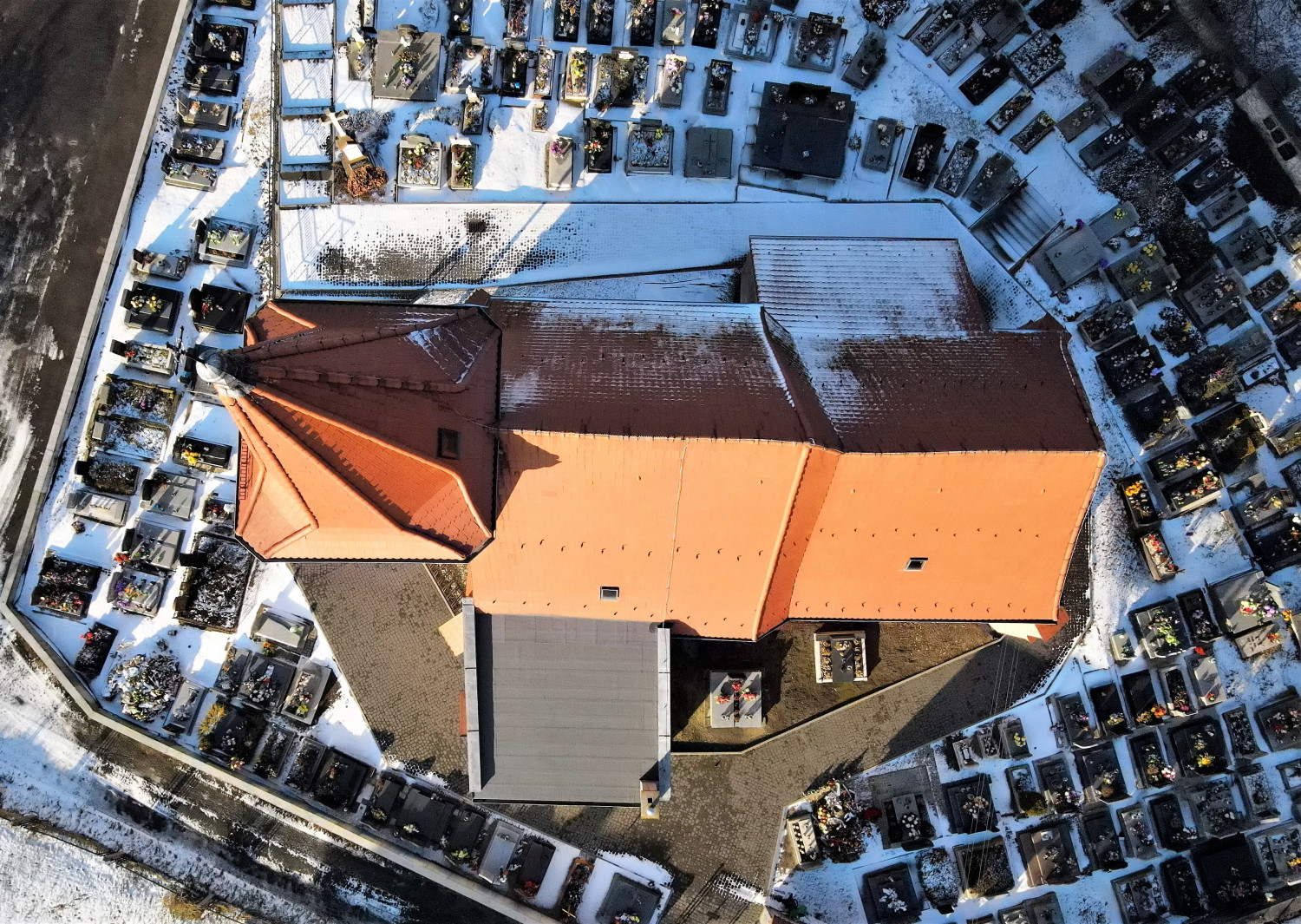 Prezbiterium kościoła pochodzi z XV wieku, a być może jest starsze. Wieżę wybudowano w XIX stuleciu. Fot. Jarosław Myśliwski