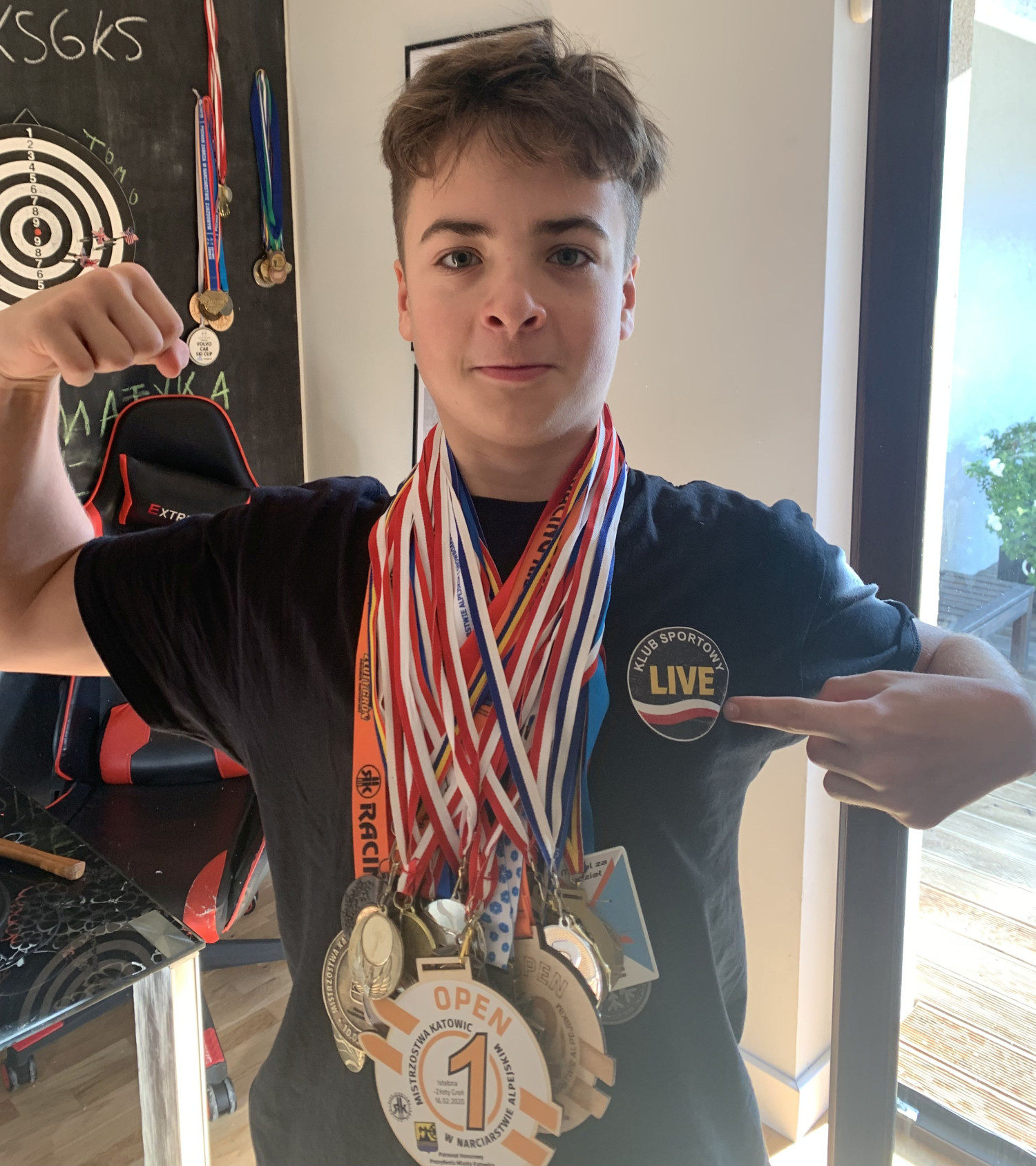 Maciej Strączek z medalami zdobytymi w narciarstwie alpejskim. Fot. Archiwum prywatne Maciej Strączek z medalami zdobytymi w narciarstwie alpejskim. Fot. Archiwum prywatne