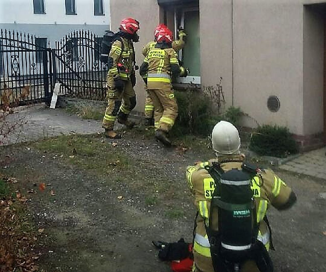Dzisiaj w Piekarach Śląskich wezwano straż pożarną do pożaru w mieszkaniu. Fot. Marcin Grunt