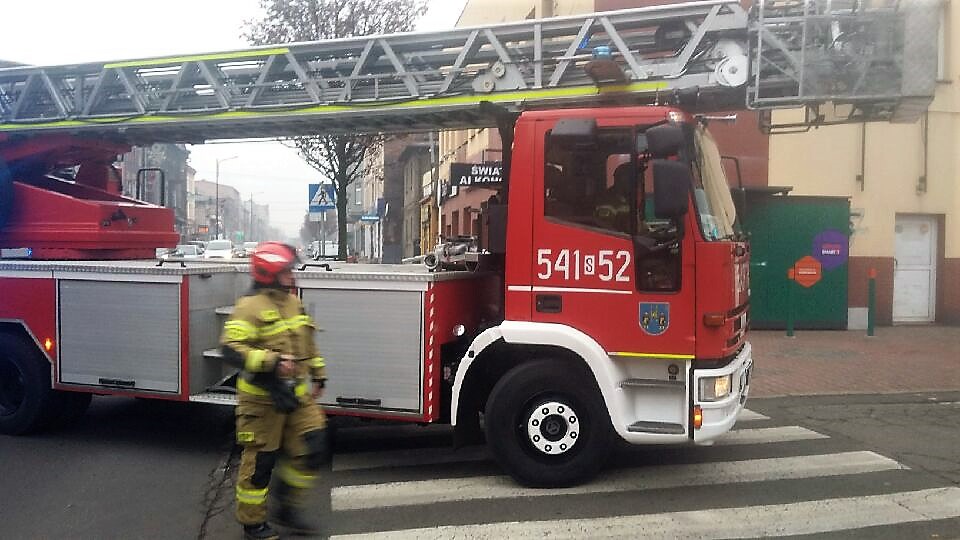 Dzisiaj w Piekarach Śląskich wezwano straż pożarną do pożaru w mieszkaniu. Fot. Marcin Grunt