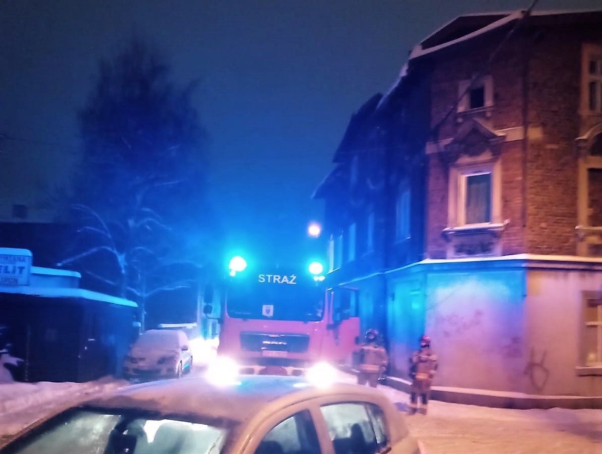Wrzucił pierzynę do pieca. Przestraszeni dymem sąsiedzi wezwali straż. Fot. Marcin Grunt