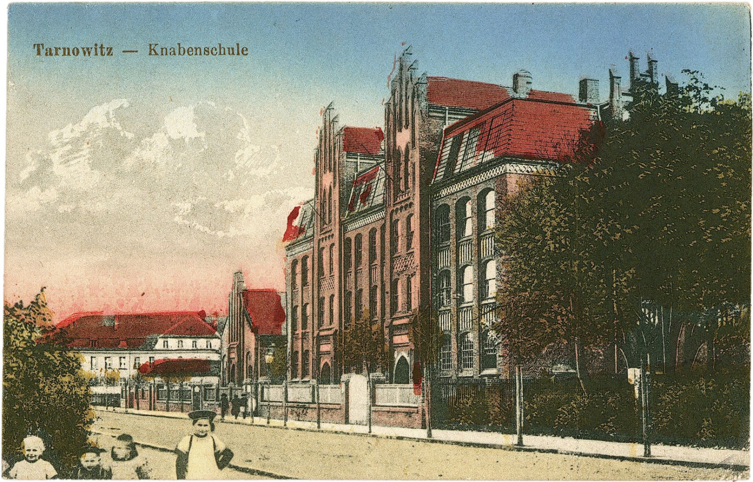 Widokówka z początku XX w. przedstawiająca budynek dawnej Szkoły Podstawowej nr 1. Wcześniej była tam szkoła niemiecka. Ze zbiorów Beaty i Jacka Kalke Widokówka z początku XX w. przedstawiająca budynek dawnej Szkoły Podstawowej nr 1. Wcześniej była tam szkoła niemiecka. Ze zbiorów Beaty i Jacka Kalke