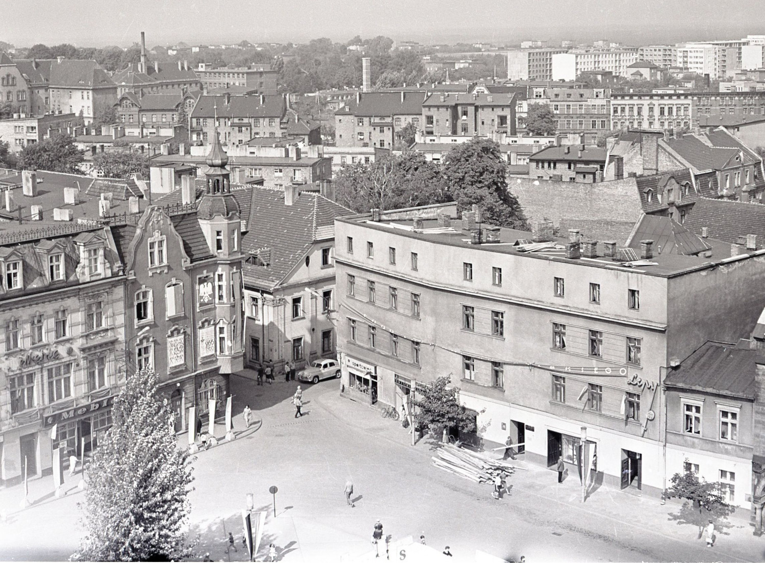 Rynek w Tarnowskich Górach w 1966 r. i restauracja Pod Lipami. Fot. Henryk Lis, archiwum SMZT
