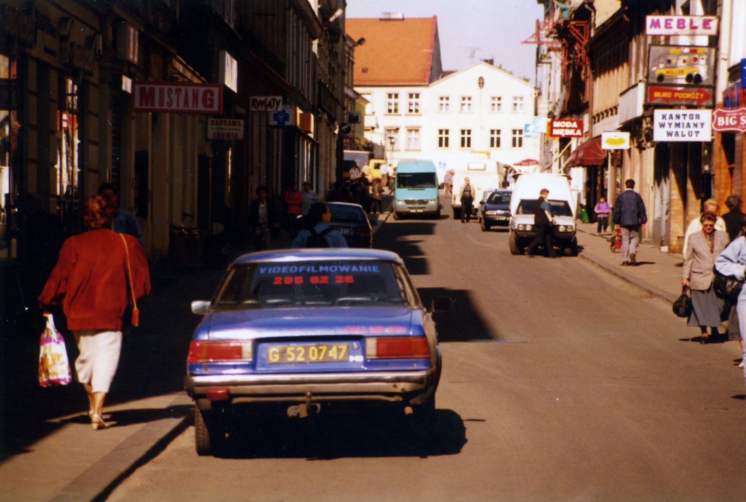 Zdjęcie ul. Krakowskiej w Tarnowskich Górach, które ukazało się na łamach naszego tygodnika w maju 1999 r. Ilustrowało artykuł dotyczący uciążliwego ruchu samochodów na głównym deptaku miasta. Fot. Gwarek
