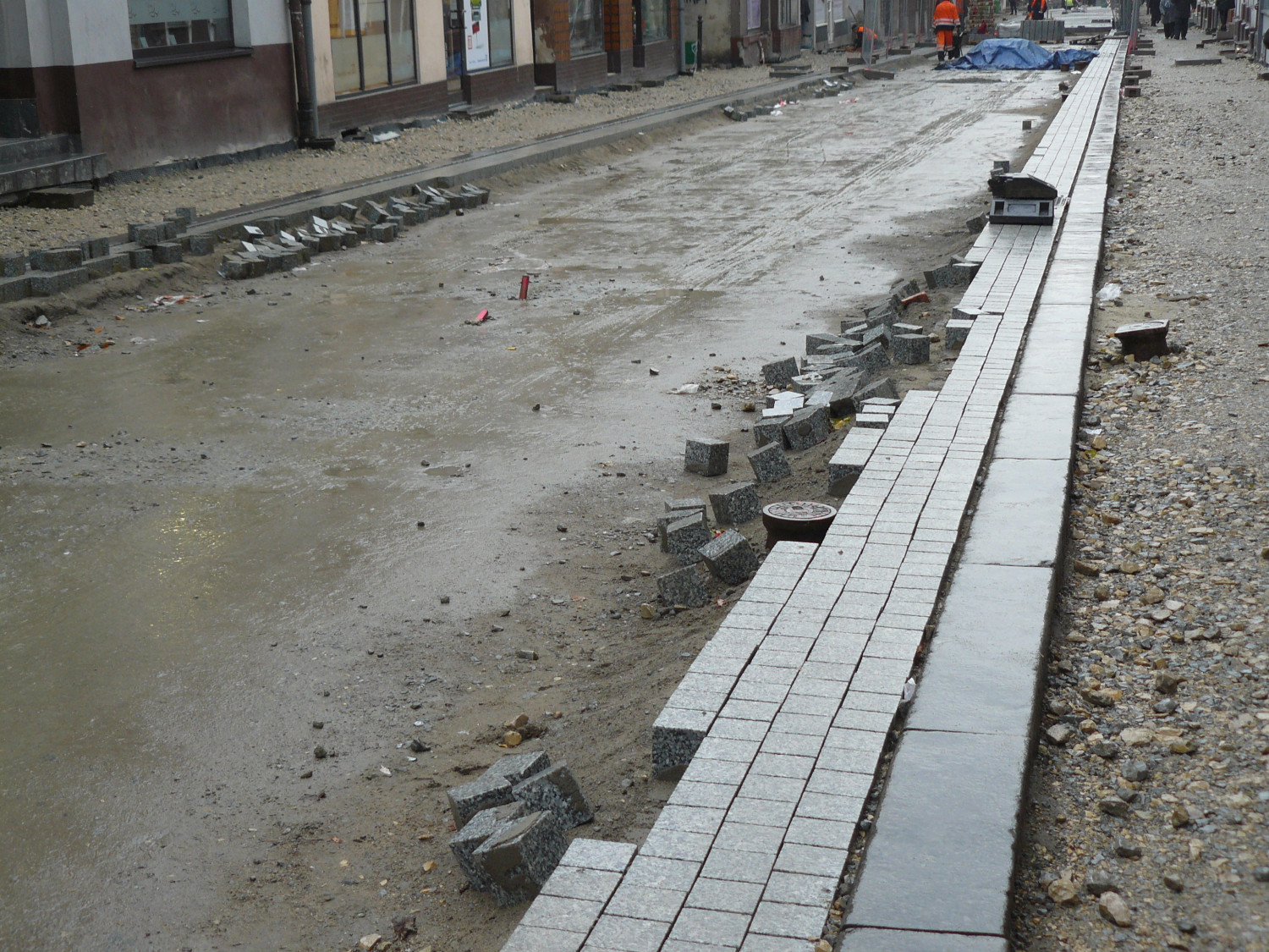 Jesienią ulica dalej była rozkopana, czytelnicy skarżyli się, że roboty prowadzone są w żółwim tempie. Fot. Gwarek