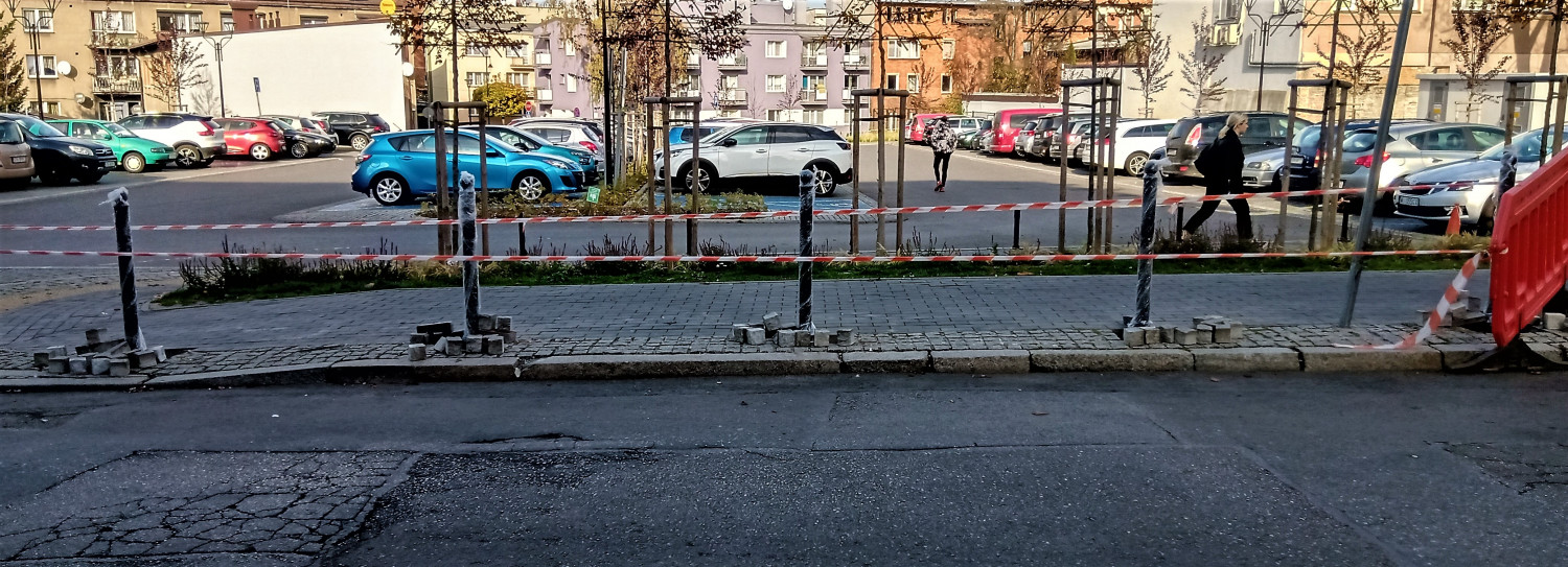 Tarnowskie Góry. Skoro przy Strzeleckiej słupki nie spełniają swojego zadania po co stawiać je przy Opolskiej? Fot. Jarosław Myśliwski