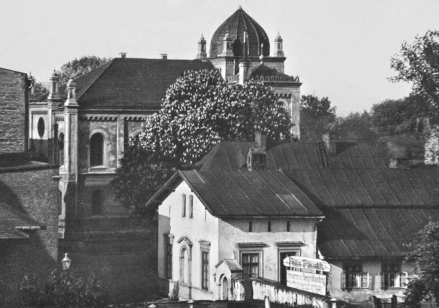arnogórska synagoga. Widok od strony obecnej ul. Opolskiej. Na pierwszym planie dom browarnika Felixa Pikulika. Fot. z albumu