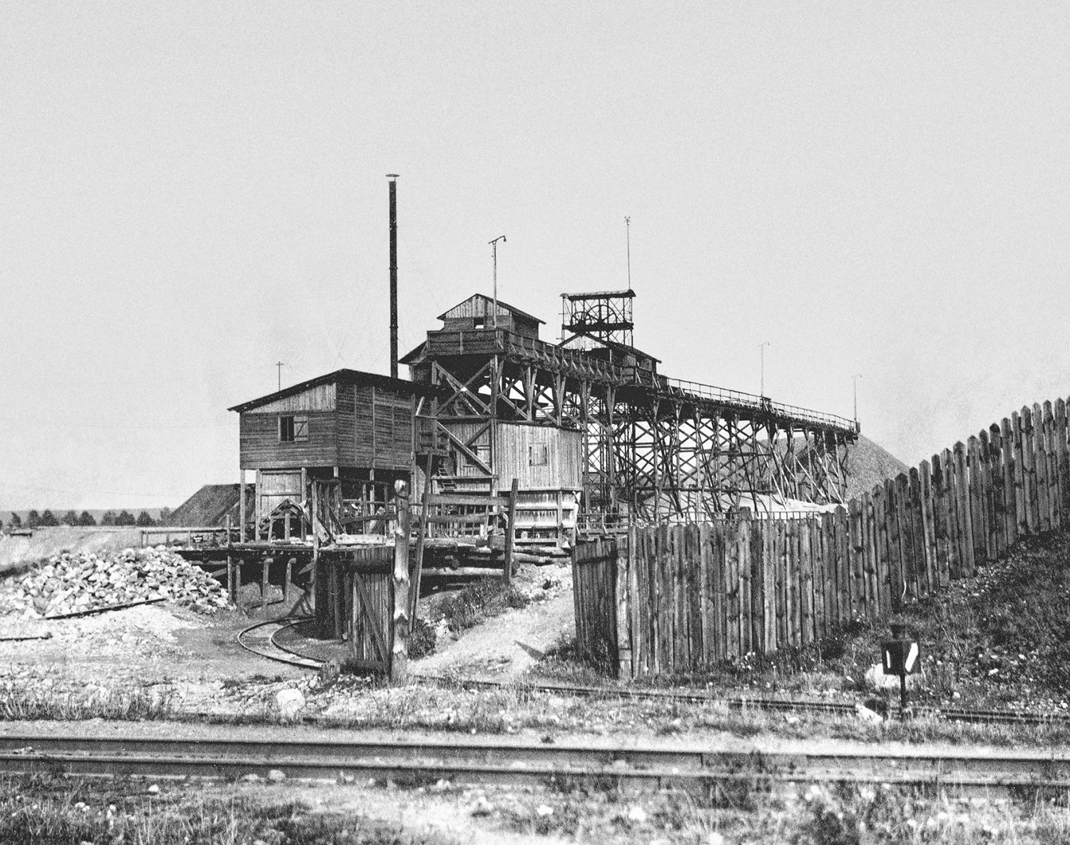 Płuczka oraz wyciąg szybu Sophia-Schacht kopalni Fryderyk w Bobrownikach Śląskich. Fot. z albumu
