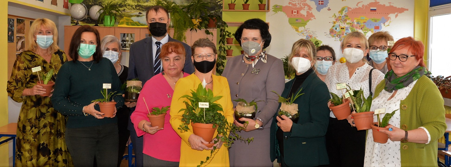 Tarnowskie Góry. Na pamiątkę uczestnicy uroczystości posadzili kwiatki i nadali im imiona