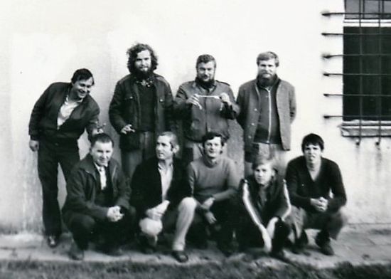 Internowani w ośrodku w Nowym Łupkowie w Bieszczadach. Zenon Lis stoi drugi z lewej. Pierwszy z prawej na górze to Tadeusz Jedynak, sygnatariusz Porozumień Jastrzębskich i członek Komisji Krajowej Solidarności. W dolnym rzędzie pierwszy z lewej to Jan Ludwiczak, szef Komisji Zakładowej Solidarności kopalni Wujek. Zdjęcie wykonano pod koniec września 1982 r.