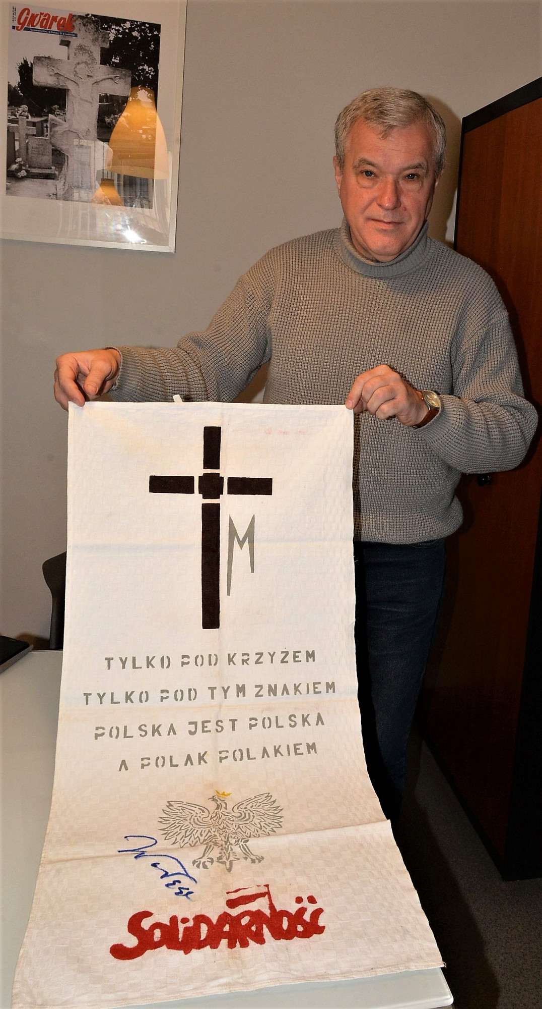 Oto do czego można wykorzystać ręcznik więzienny. Dla Zenona Lisa jest to pamiątka z pobytu w ośrodku w Jastrzębiu-Szerokiej. Autograf Lecha Wałęsy jest oryginalny, ale znacznie późniejszy, został złożony po spotkaniu w Pałacu w Rybnej w styczniu 2017 r. Fot. Jarosław Myśliwski