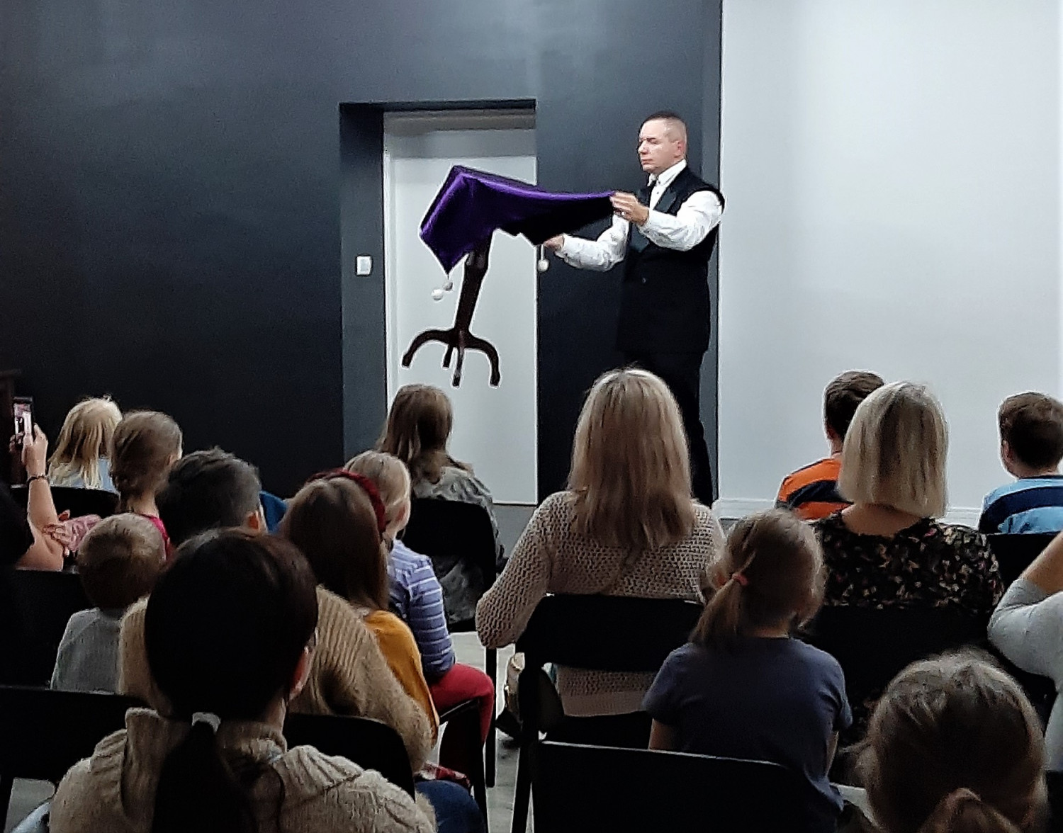 Tarnowskie Góry. Występ iluzjonisty Bartłomieja obejrzało 70 osób