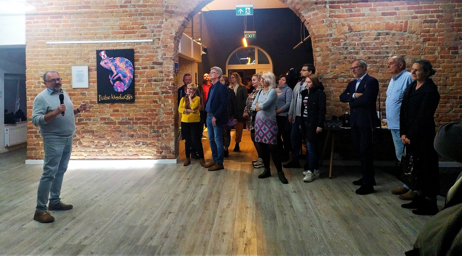 Tarnowskie Góry. Otwarcie wystawy obrazów Marka Cieślińskiego Kraina kameleona