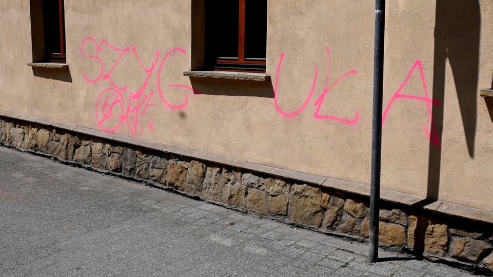 Tarnowskie Góry. Zniszczona elewacja siedziby SMZT. Fot. SMZT