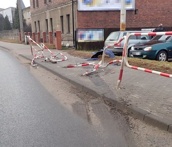 Miasteczko Śląskie. Kierowca wjechał w barierki i uciekł. Fot. Policja Tarnowskie Góry