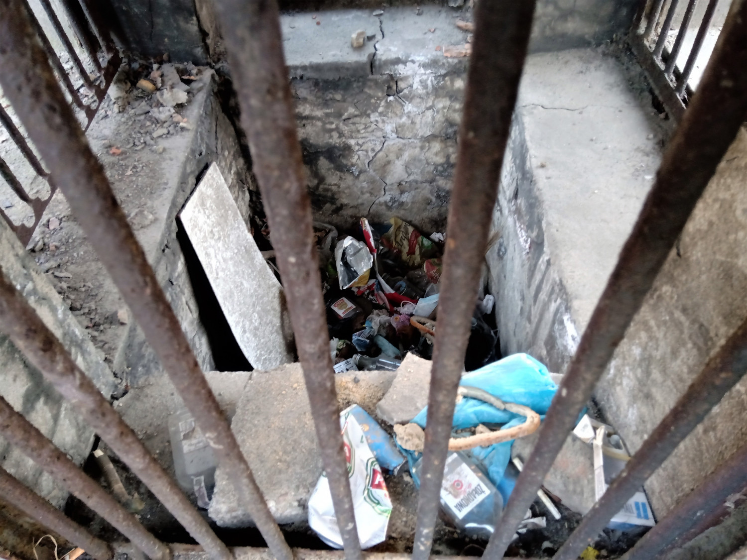 Wylot wyjścia awaryjnego bardziej przypomina śmietnik, niż budowlę ochronną