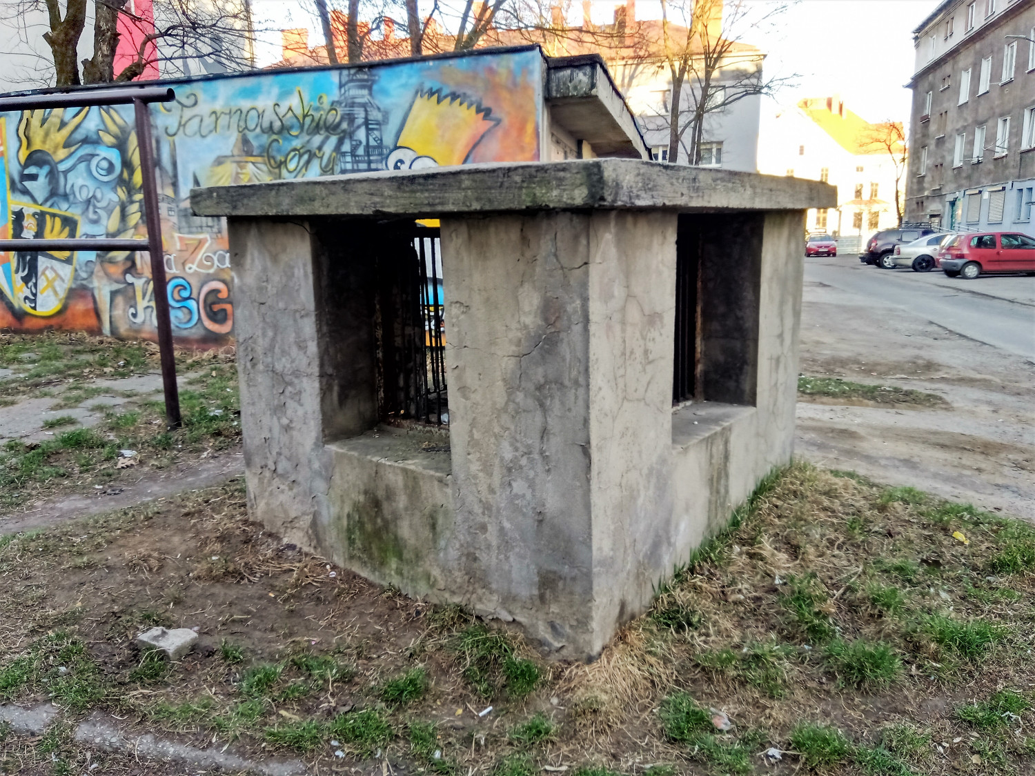 Wylot wyjścia awaryjnego ze schronu znajdującego się pod blokiem przy ul. Bończyka. Ma zapewnić możliwość wydostania się z ukrycia, gdyby na skutek np. bombardowania zawalił się korytarz piwniczny