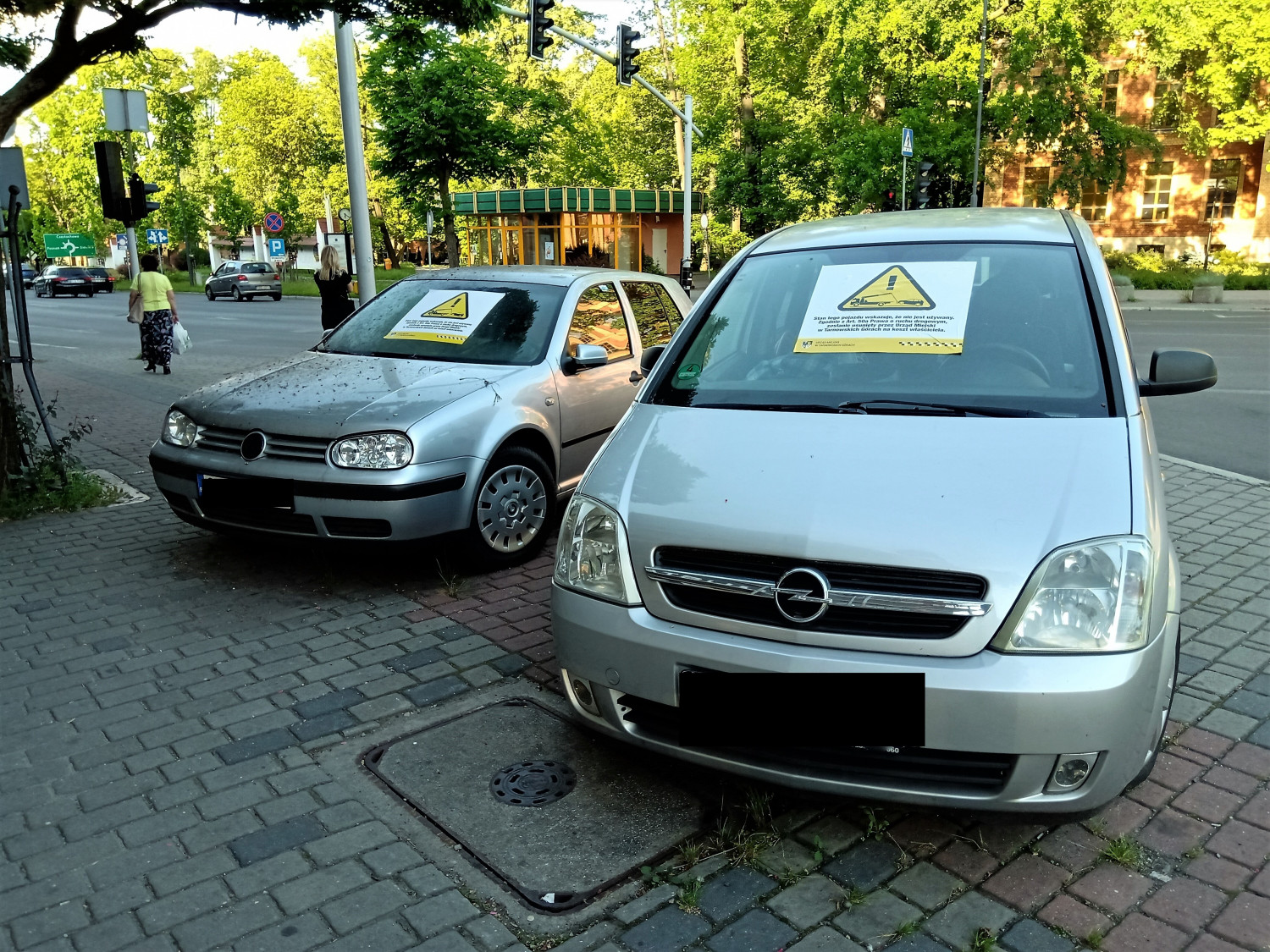 Na kolejnych autach w Tarnowskich Górach pojawiają się ostrzeżenia o zamiarze uprzątnięcia samochodu na koszt właściela. Fot. Jarosław Myśliwski