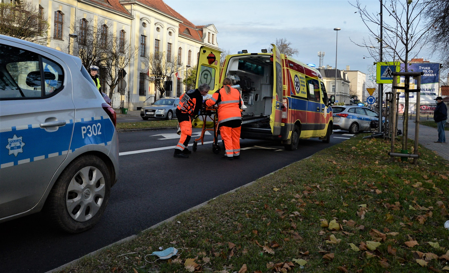 Tarnowskie Góry. Ranną rowerzystkę zabrało pogotowie. Fot. Jarosław Myśliwski