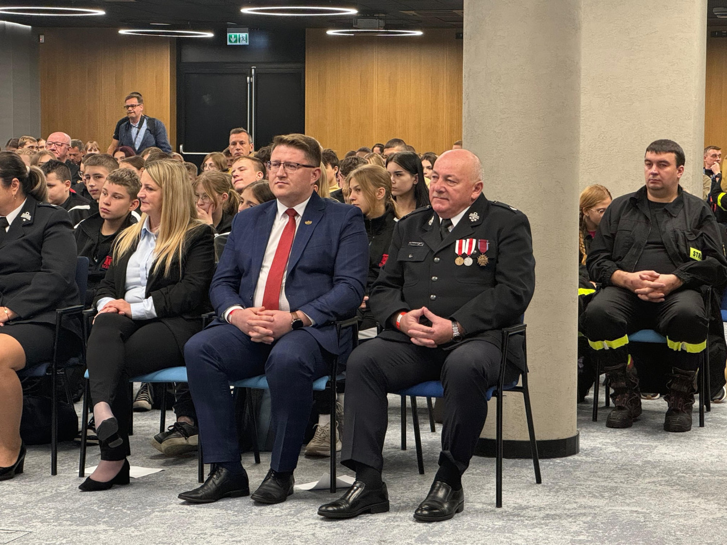 Gośćmi II Kongresu Rozwojowego Młodzieżowych Drużyn Pożarniczych woj. śląskiego byli m.in.: Mateusz Pindel, prezes WFOŚiGW w Katowicach oraz jego zastępca Iwona Gejdel-Targosz. Fot. WFOŚiGW w Katowicach