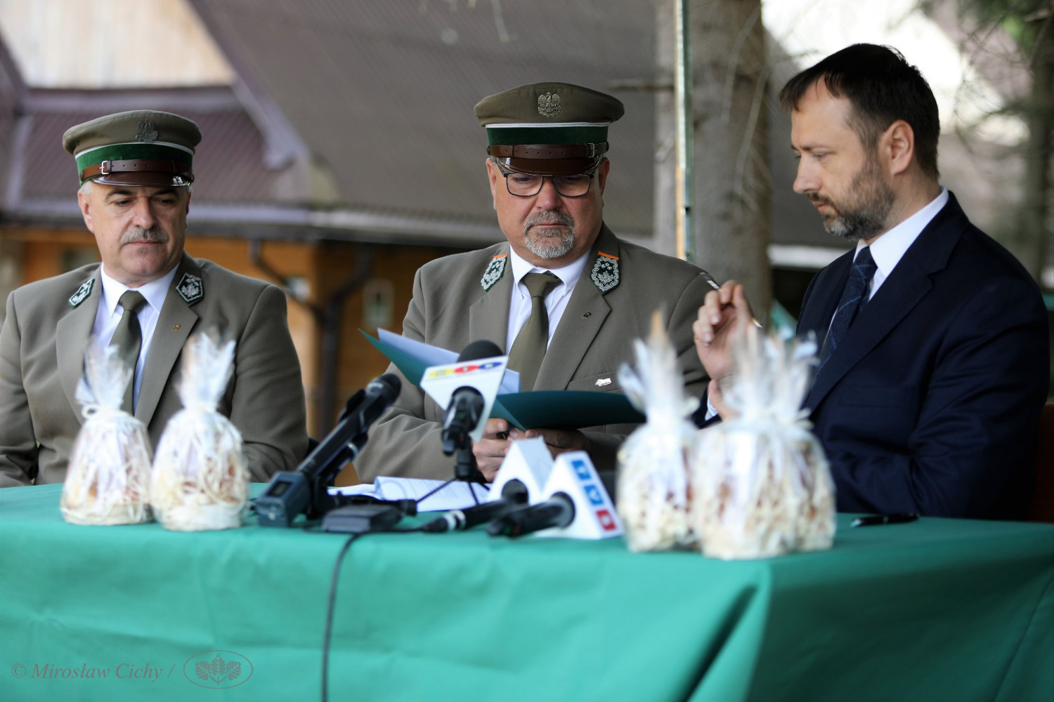 W konferencji dotyczącej wsparcia reintrodukcji głuszców uczestniczył prezes katowickiego funduszu Tomasz Bednarek, Damian Sieber, p.o. dyrektora Regionalnej Dyrekcja Lasów Państwowych w Katowicach i Andrzej Kudełka, nadleśniczy Nadleśnictwa Wisła. Fot. Mirosław Cichy WFOŚiGW w Katowicach