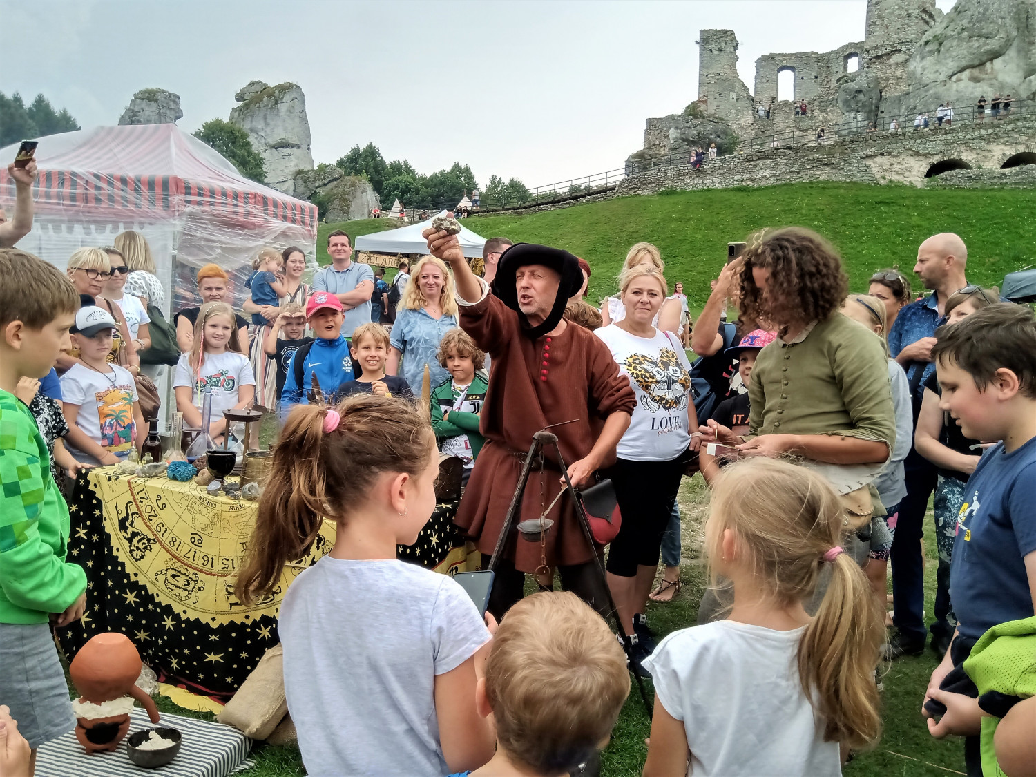 Zamek w Ogrodzieńcu. Alchemik dokonał transmutacji i z amonitu wyprodukował złoto, oczywiście złoto głupców. Fot. Jarosław Mysliwski
