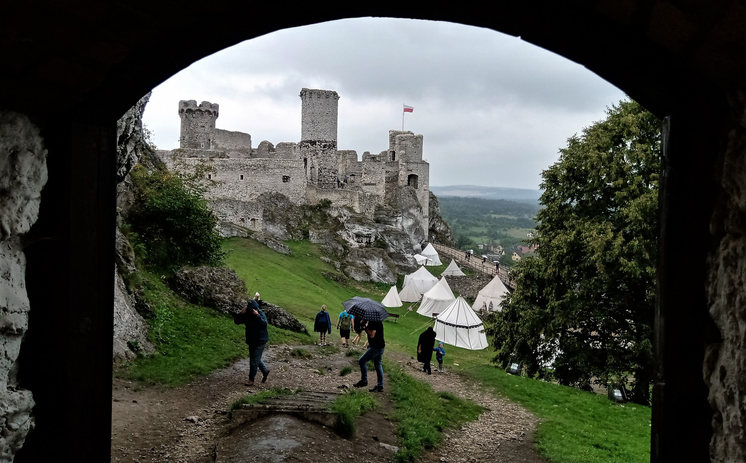 Raz na jakiś czas zamek w Ogrodzieńcu gości rycerzy, damy, giermków. Fot. Jarosław Myśliwski