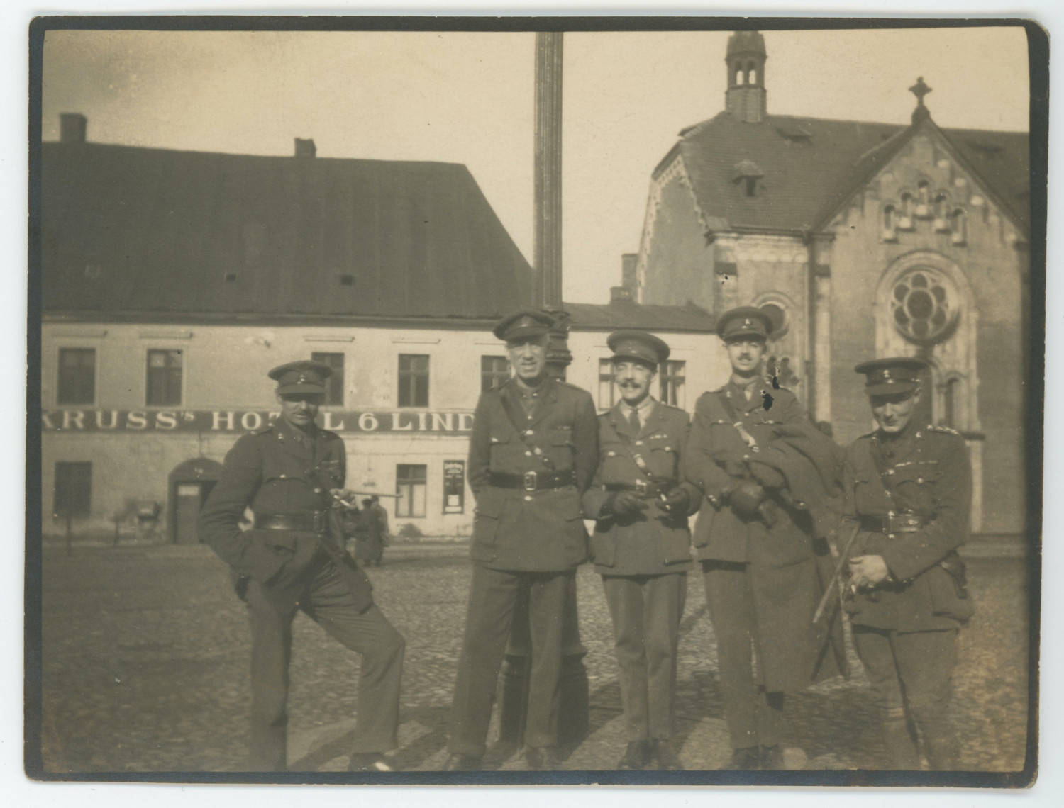 Oficerowie 1. Batalionu Królewskich Fizylierów z Munster z oficerem 1. Batalionu Królewskiego Pułku Irlandzkiego na rynku tarnogórskim, prawdopodobnie wrzesień 1921 r. Fot. Archiwum Muzeum w Tarnowskich Górach Oficerowie 1. Batalionu Królewskich Fizylierów z Munster z oficerem 1. Batalionu Królewskiego Pułku Irlandzkiego na rynku tarnogórskim, prawdopodobnie wrzesień 1921 r. Fot. Archiwum Muzeum w Tarnowskich Górach