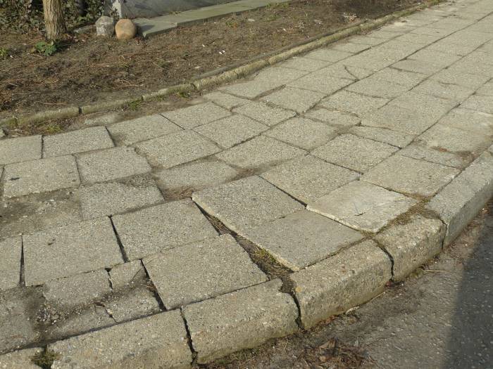 Mieszkanka jednego z bloków przy ul. Janasa w Tarnowskich Górach przewróciła się na nierównym i oblodzonym chodniku. Mówi, że czas najwyższy na jego naprawę.