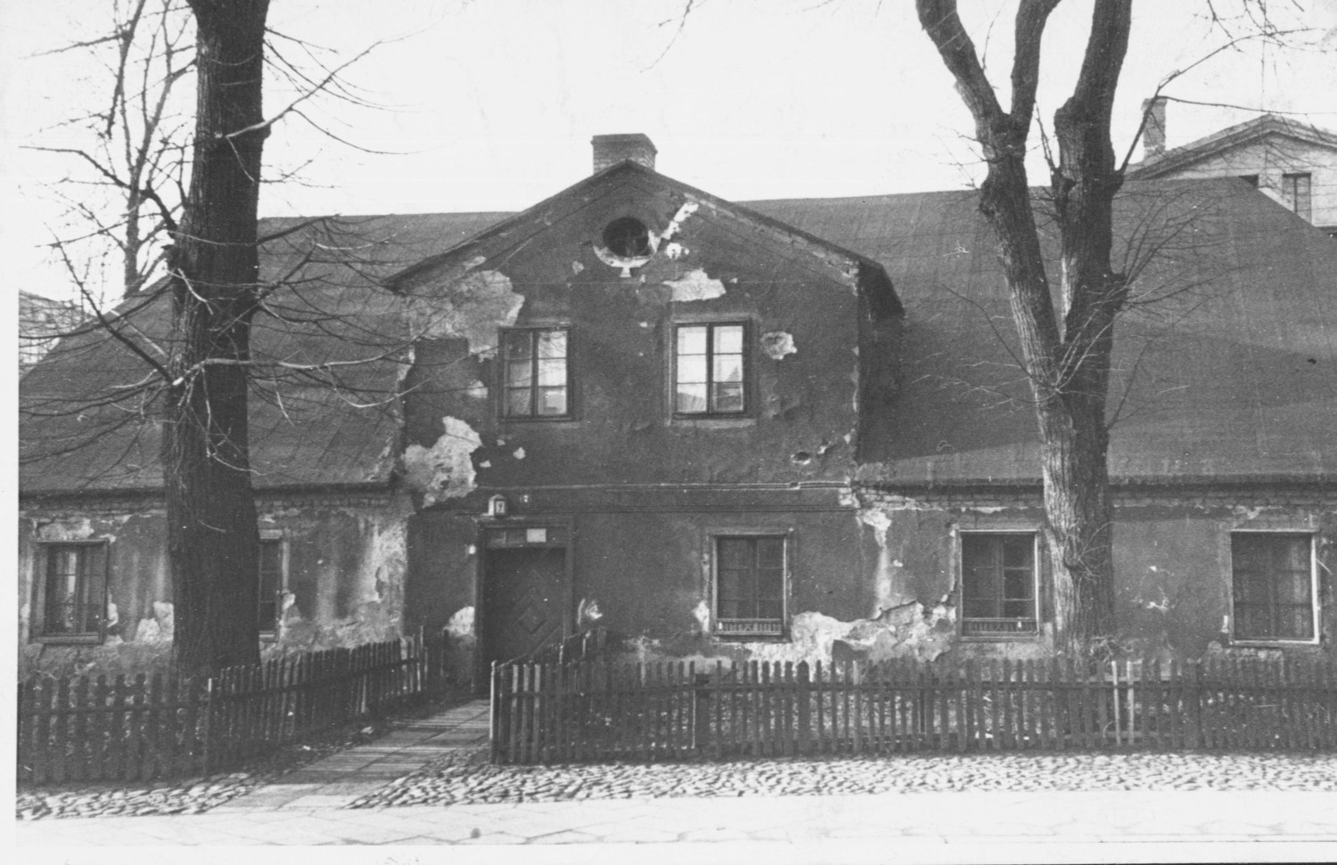 Dworek, w którym gościli poeci. Kilkadziesiąt lat temu był w opłakanym stanie. Fot. Archiwum SMZT Dworek, w którym gościli poeci. Kilkadziesiąt lat temu był w opłakanym stanie. Fot. Archiwum SMZT