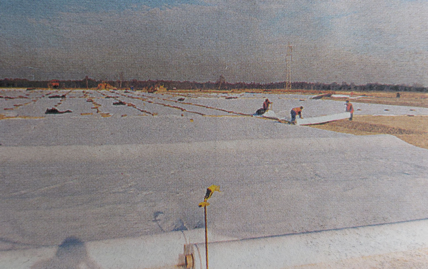 Geowłóknina pokryła dno składowiska. Fot. Gabriel Kessner Geowłóknina pokryła dno składowiska. Fot. Gabriel Kessner