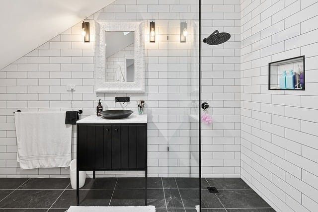 czarna szafka pod umywalkę