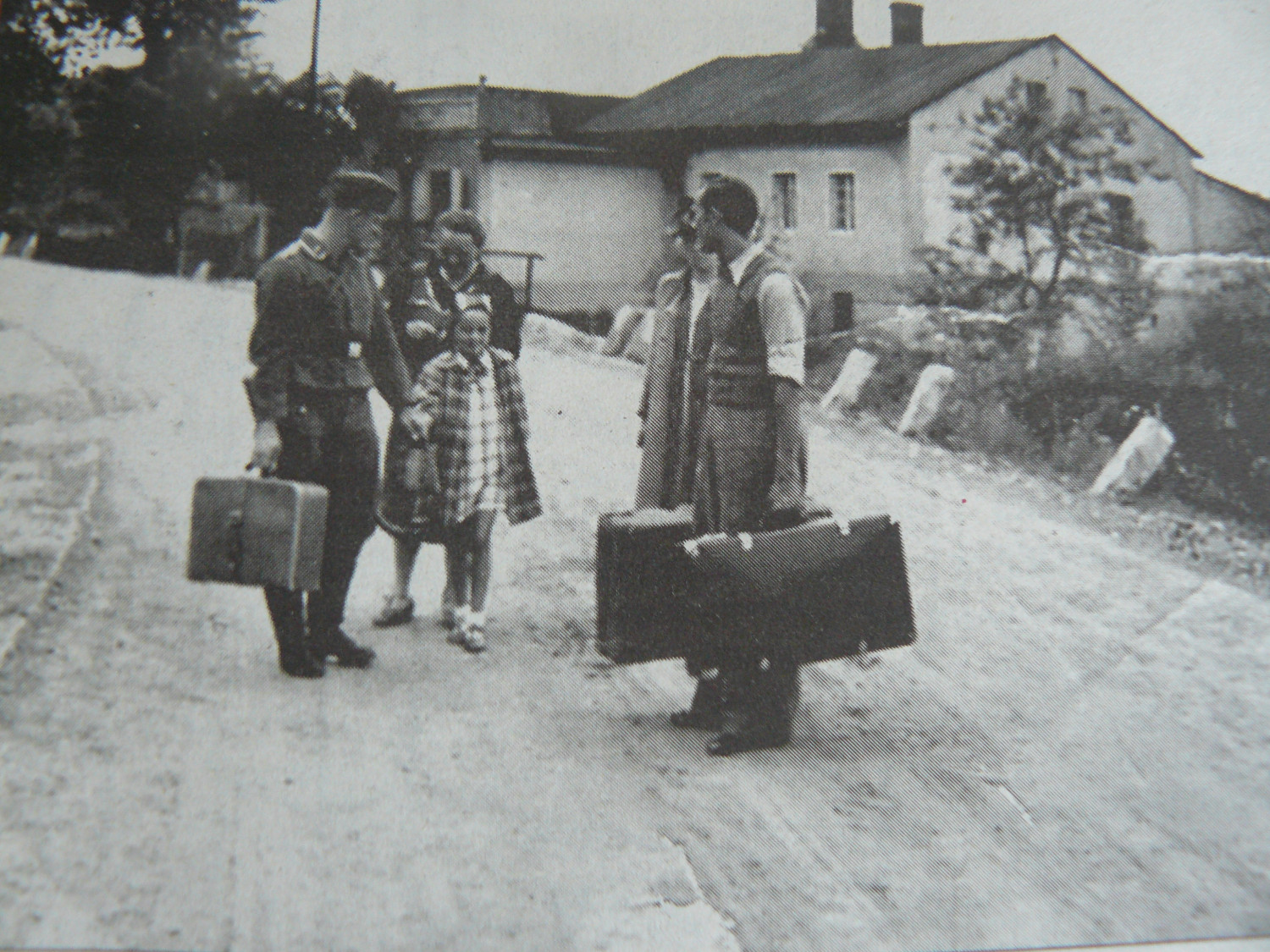 Waldemar Wenglorz, ojciec Elżbiety Wycisk wyjeżdża na front. W tle widać budynek piekarni. Fot. Archiwum rodzinne