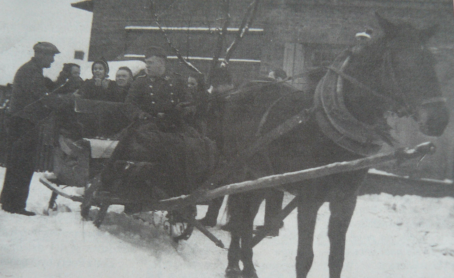 Na saniach w mundurze siedzi Waldemar Wenglorz, który się z najstarszą córką Szeferwów Elżbietą. Fot. Archiwum rodzinne