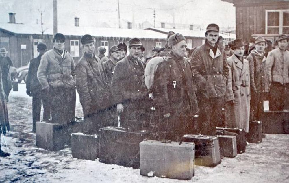 Deportowaniw oczekiwaniu na transport. Fot. Archiwum IPN Deportowaniw oczekiwaniu na transport. Fot. Archiwum IPN