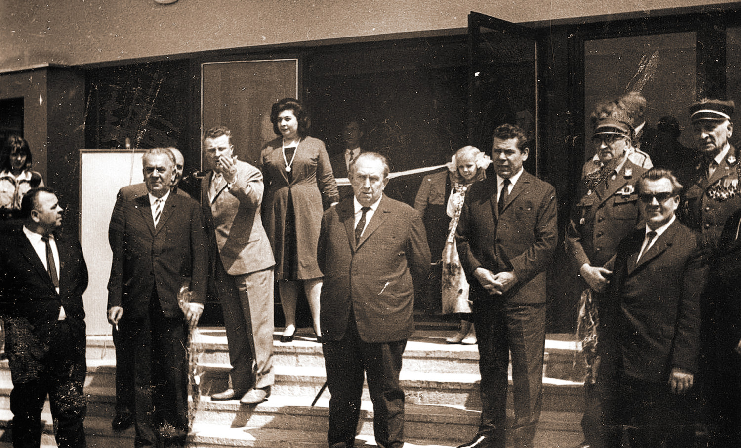 Jerzy Ziętek (w środku) na tle ówczesnego Miejskiego Domu Kultury w Radzionkowie. Fot. Archiwum