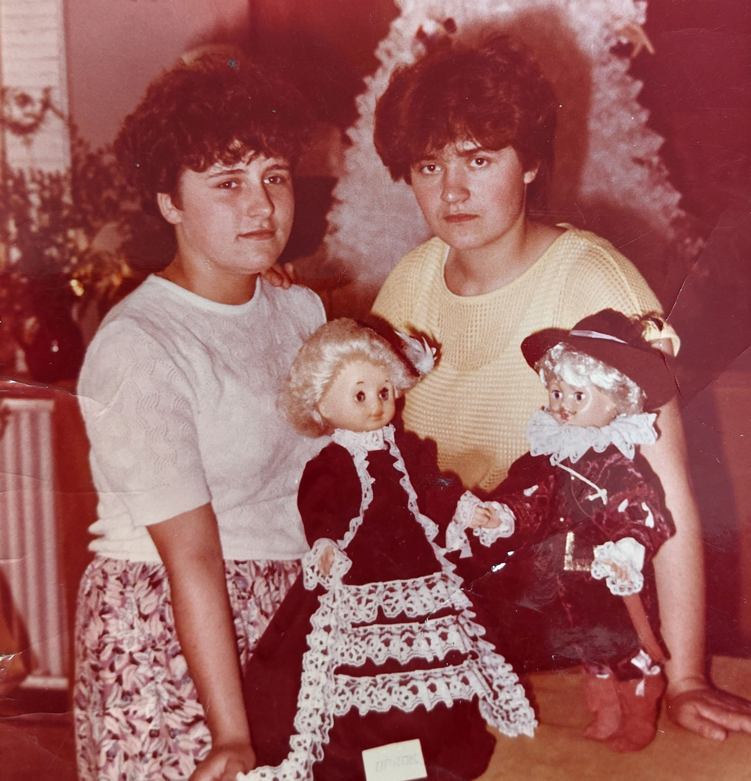 Pani Jolanta (z prawej) z koleżanką - prezentują stroje dla lalek, czyli prace egzaminacyjne w szkole. Fot. Archiwum J. Globisz