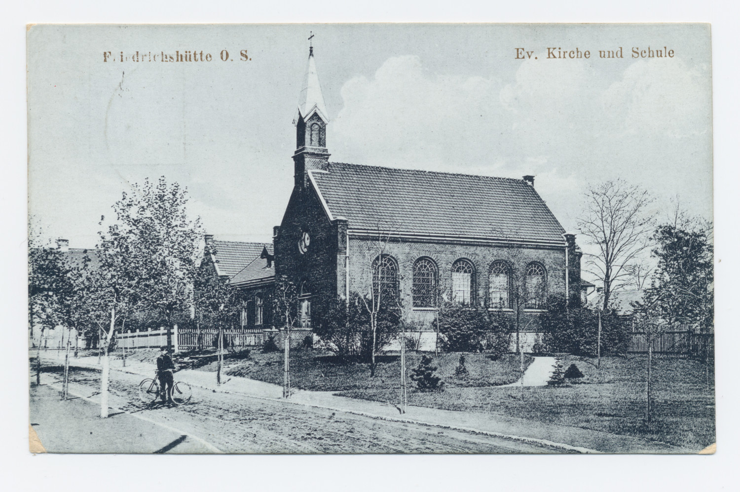 Kościół ewangelicki i szkoła w Strzybnicy, Anton Sossinka Buchhandlung, Strzybnica, ok. 1921 r., papier/druk . fot. Archiwum Muzeum Kościół ewangelicki i szkoła w Strzybnicy, Anton Sossinka Buchhandlung, Strzybnica, ok. 1921 r., papier/druk . fot. Archiwum Muzeum