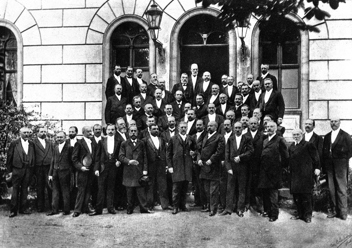 Członkowie loży wolnomularskiej św. Jana 'Srebrna Skała' przed nieistniejącą już siedzibą (obecnie na jej miejscu jest budynek TCK). Fot. Archiwum Biblioteki Śląskie Członkowie loży wolnomularskiej św. Jana 'Srebrna Skała' przed nieistniejącą już siedzibą (obecnie na jej miejscu jest budynek TCK). Fot. Archiwum Biblioteki Śląskie