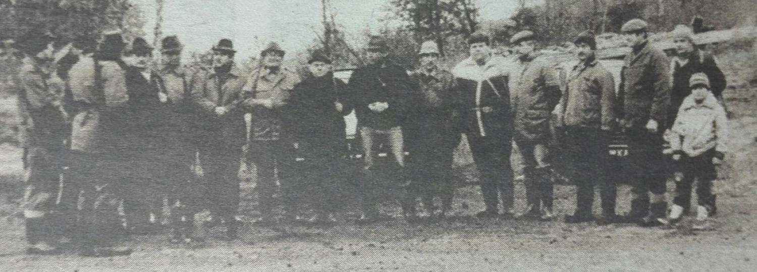 Odprawa myśliwych przed polowaniem w okolicy Rept Śląskich, prawdopodobnie październik 1989 r. Fot. Archiwum