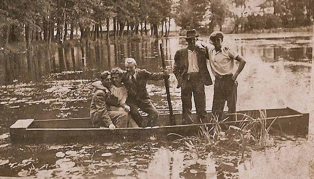 Mieszkańcy pływali łódkami na stawie kuźniczym, łowili ryby i raki, zawiązywały się przyjaźnie i miłości.Zdjęcie z czasów 20-lecia międzywojennego. Fot. Archiwum J. Samola