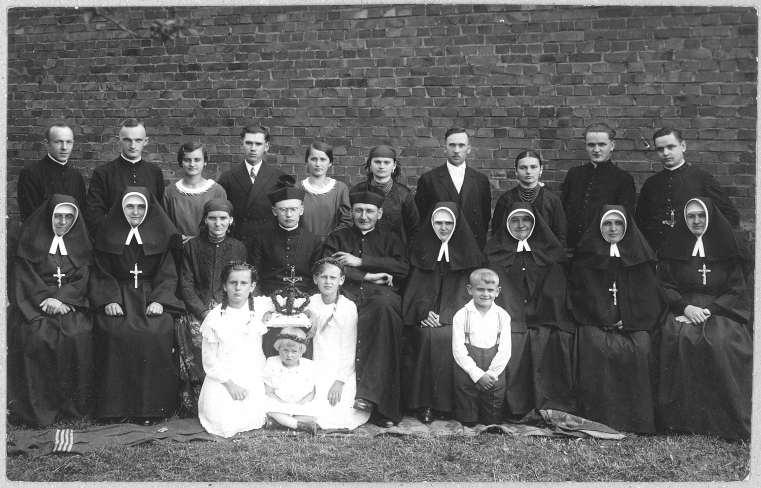 O. Ludwik Wrodarczyk przyjął święcenia kapłańskie 10 czerwca 1933 r. w Obrze k. Wolsztyna, a trzy dni później odprawił w kościele św. Wojciecha w Radzionkowie prymicyjną mszę świętą. Fot. Archiwum O. Ludwik Wrodarczyk przyjął święcenia kapłańskie 10 czerwca 1933 r. w Obrze k. Wolsztyna, a trzy dni później odprawił w kościele św. Wojciecha w Radzionkowie prymicyjną mszę świętą. Fot. Archiwum