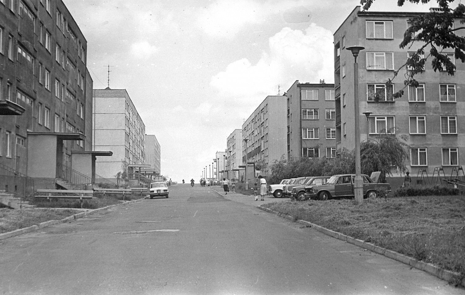 Tak wyglądała główna ulica Osiedla Fazos w lipcu 1984 r. Fot. Archiwum Tak wyglądała główna ulica Osiedla Fazos w lipcu 1984 r. Fot. Archiwum