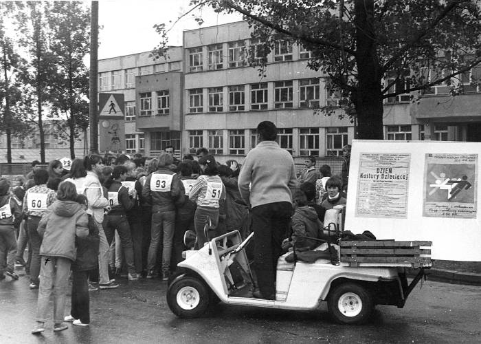 Ostatnie przygotowania przed Biegiem po słońce, które było częścią programu otwarcia osiedlowego klubu Trojka na Osiedlu Przyjaźń. Relacja z imprezy ukazała się w Gwarku z 12 czerwca 1985 r. 