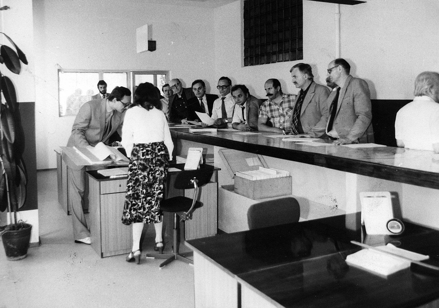 Czerwiec 1985 r. Wzorcowa administracja os. Przyjaźń. Wizyta przedstawicieli Centralnego Związku Spółdzielczości Budownictwa Mieszkaniowego z Warszawy w Spółdzielni Mieszkaniowej Gwarek 