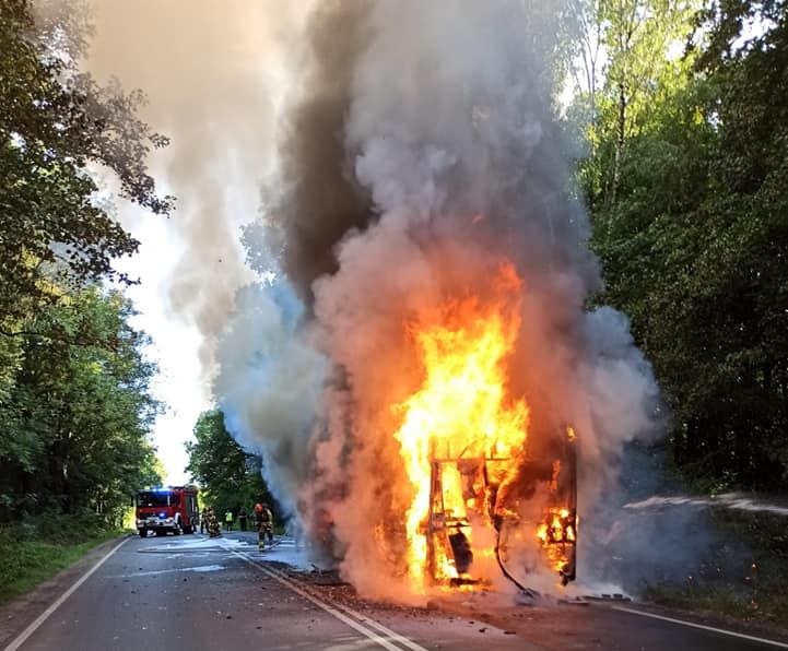Pożar autobusu pomiędzy Tarnowskimi Górami a Bytomiem. Fot. KP PSP Tarnowskie Góry Pożar autobusu pomiędzy Tarnowskimi Górami a Bytomiem. Fot. KP PSP Tarnowskie Góry
