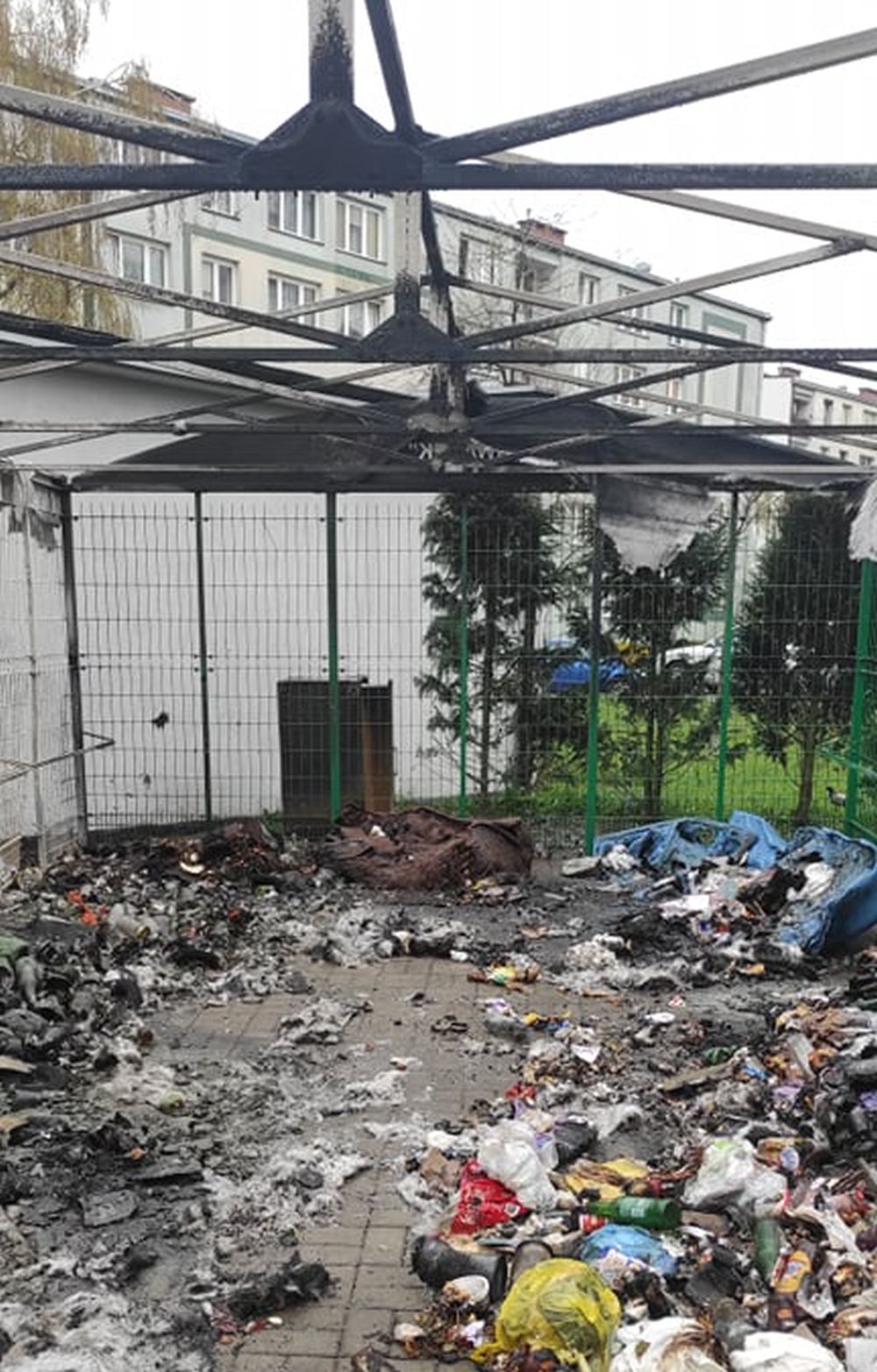 Tarnowskie Góry, Osada Jana. Spalone wiaty śmietnikowe. Fot. Archiwum czytelniczki Tarnowskie Góry, Osada Jana. Spalone wiaty śmietnikowe. Fot. Archiwum czytelniczki