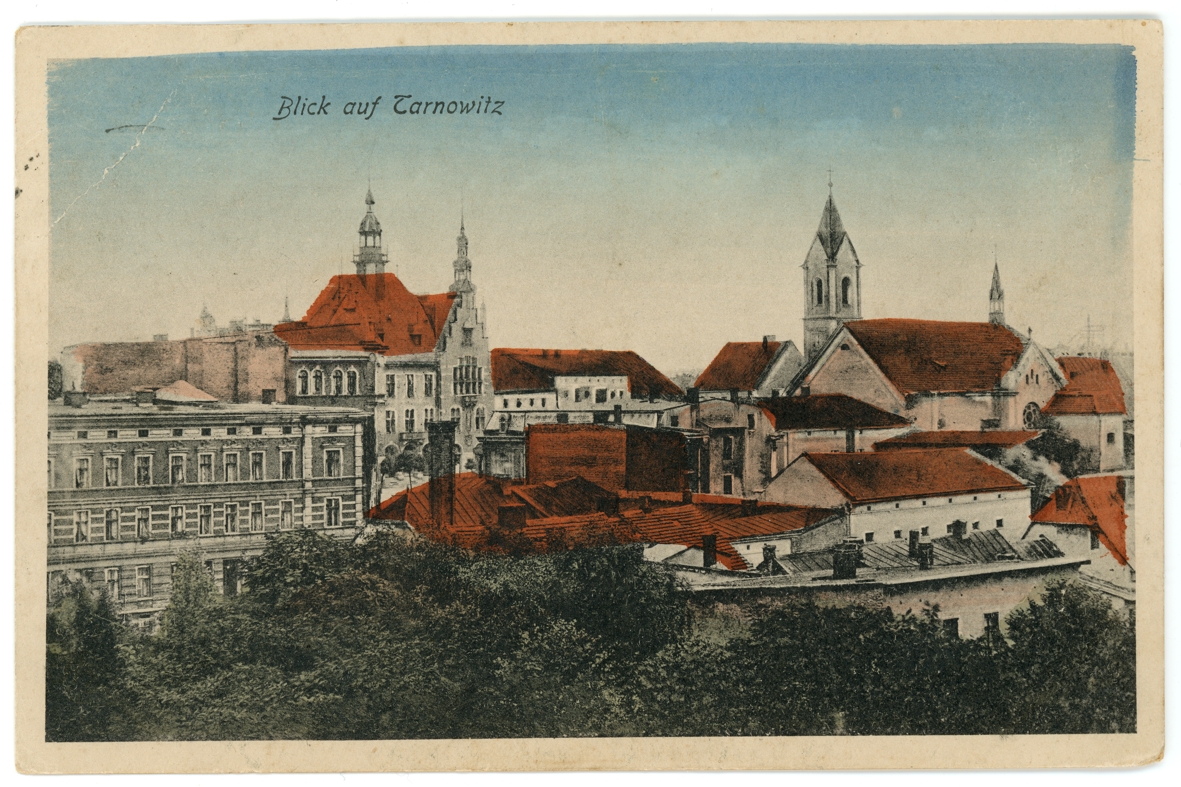 Pocztówka z panoramą Tarnowskich Gór wykonaną z gmachu Domu Ludowego (Volksheim) przy ówczesnej Flutgrabenstrasse (po 1911 r. Markgrafenstrasse, obecnie Tarnogórskie Centrum Kultury), 1916 r. Fot. Ze zbiorów Muzeum Pocztówka z panoramą Tarnowskich Gór wykonaną z gmachu Domu Ludowego (Volksheim) przy ówczesnej Flutgrabenstrasse (po 1911 r. Markgrafenstrasse, obecnie Tarnogórskie Centrum Kultury), 1916 r. Fot. Ze zbiorów Muzeum