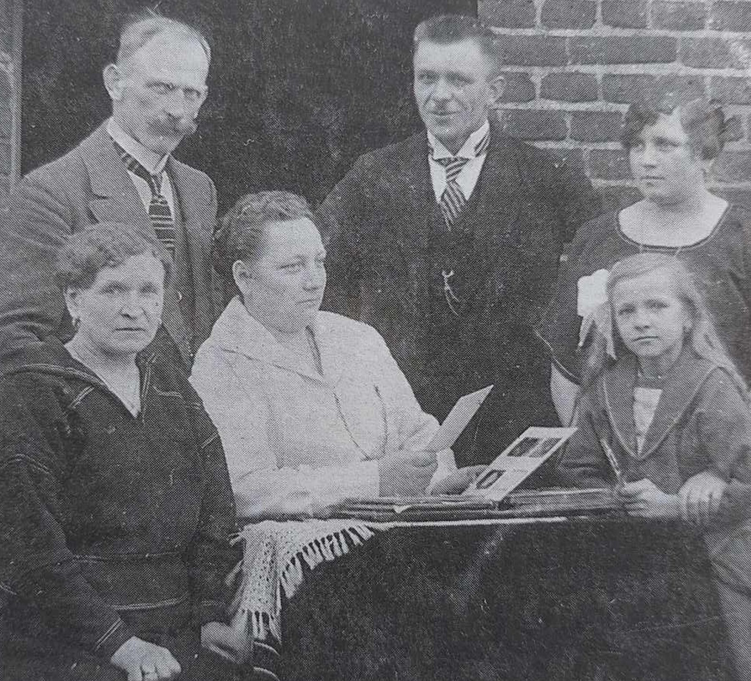 Wojciech Płóciennik (drugi od lewej) z żoną Władysławą (w białym stroju) i rodziną. Fot. Archiwum