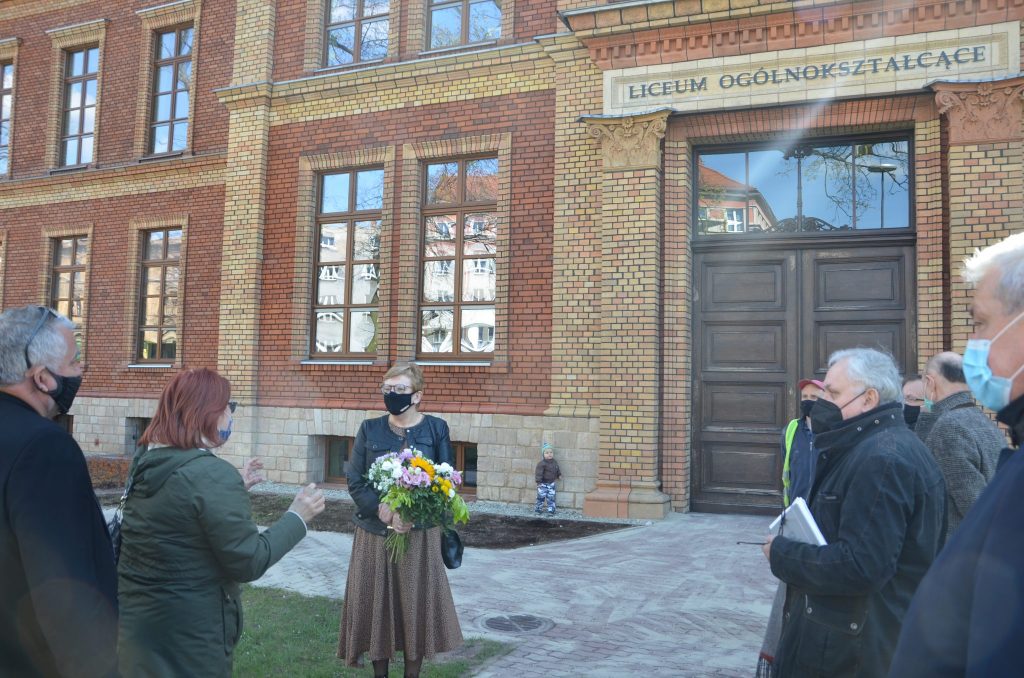 Na spotkaniu przed 7 laty wspominano o tym, że czas najwyższy by, budynek Staszica odzyskał dawny blask. Udało się i odnowiono elewację. Fot. Archiwum starostwa Na spotkaniu przed 7 laty wspominano o tym, że czas najwyższy by, budynek Staszica odzyskał dawny blask. Udało się i odnowiono elewację. Fot. Archiwum starostwa